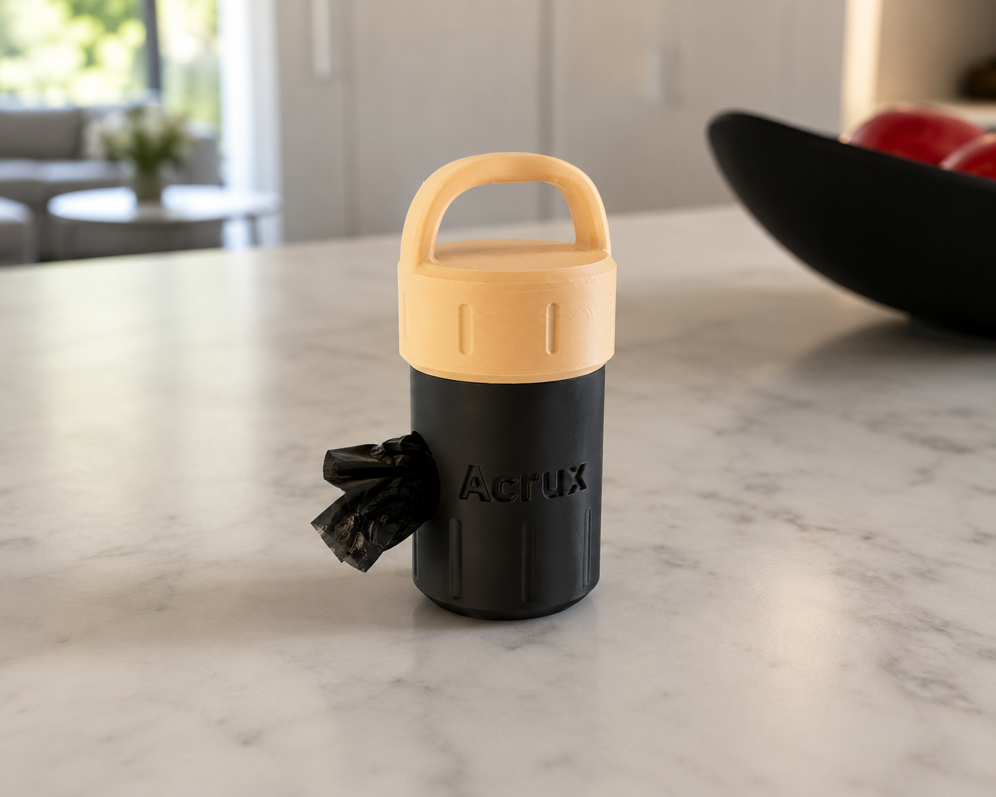 PawNest WalkPod i svart och beige på en köksbänk